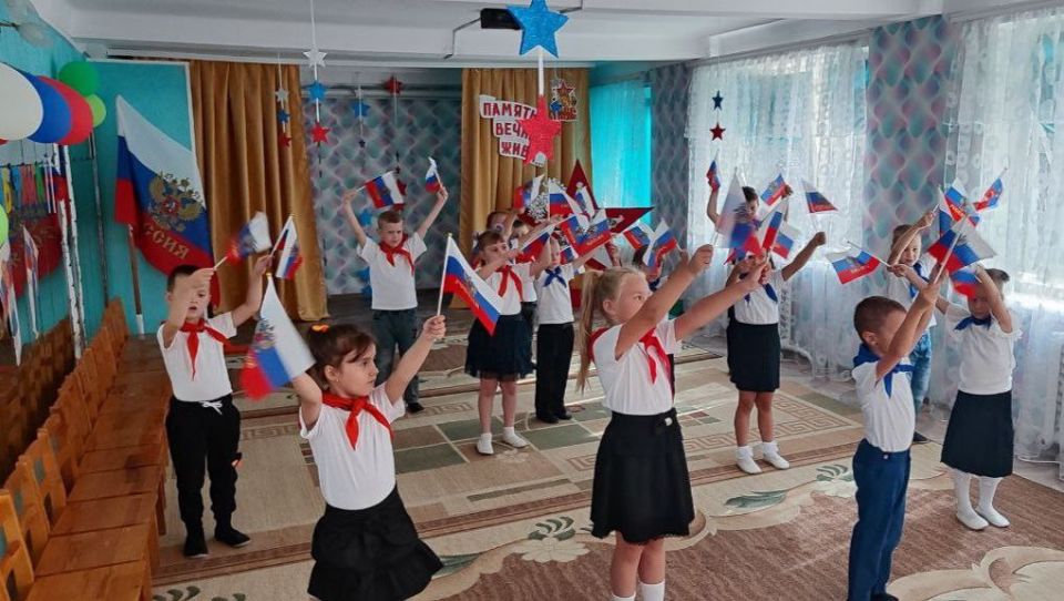 С целью приобщения детей к государственной символике Российской Федерации, а также воспитания чувства патриотизма 22 августа в ГКДОУ "Детский сад № 24 г.о. Харцызск" ДНР был проведен тематический досуг "Флаг у нас... С целью приобщения детей к государственной символике Российской Федерации, а также воспитания чувства патриотизма 22 августа в ГКДОУ "Детский сад № 24 г.о. Харцызск" ДНР был проведен тематический досуг "Флаг у нас...