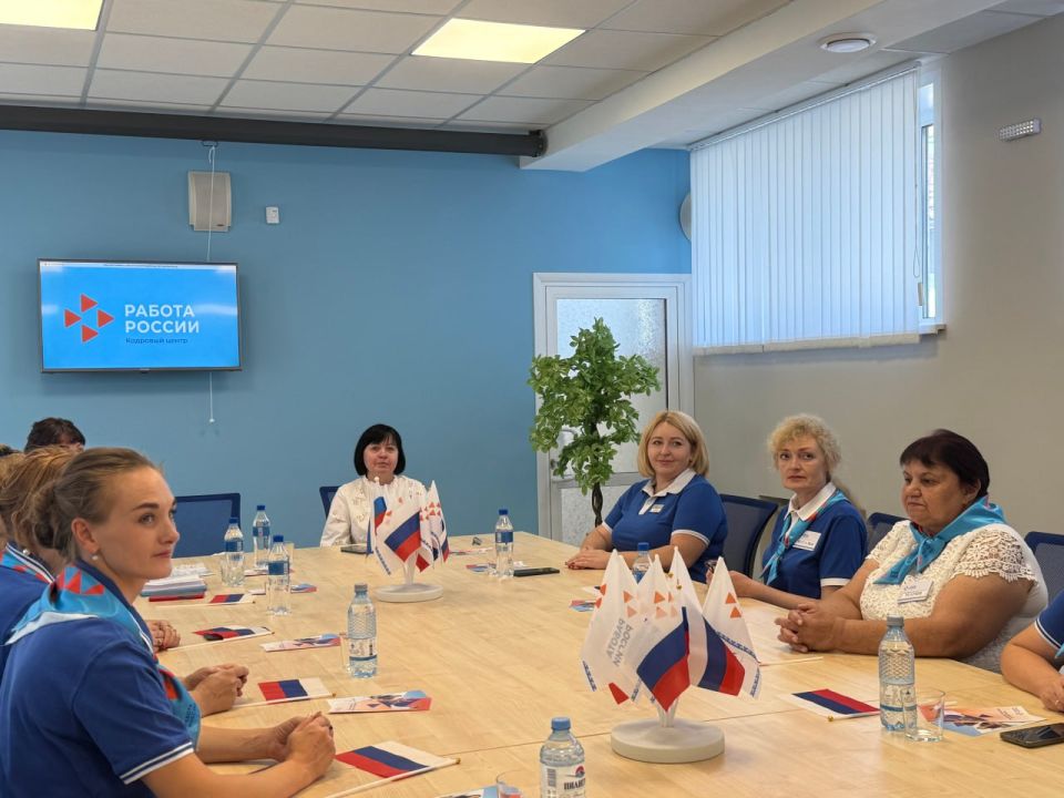 Ирина Кутенко: Рабочая встреча с коллективом Волновахского районного центра занятости Ирина Кутенко: Рабочая встреча с коллективом Волновахского районного центра занятости