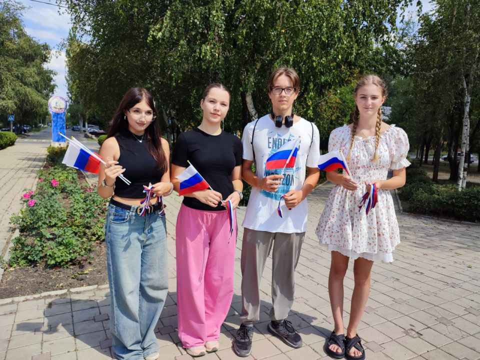 Российский триколор. В Пролетарском районе города Донецка в рамках Всероссийского мероприятия «#ЦветаРодины» состоялась акция «Флаг моего государства», приуроченная к празднованию Дня Государственного флага Российской... Российский триколор. В Пролетарском районе города Донецка в рамках Всероссийского мероприятия «#ЦветаРодины» состоялась акция «Флаг моего государства», приуроченная к празднованию Дня Государственного флага Российской...