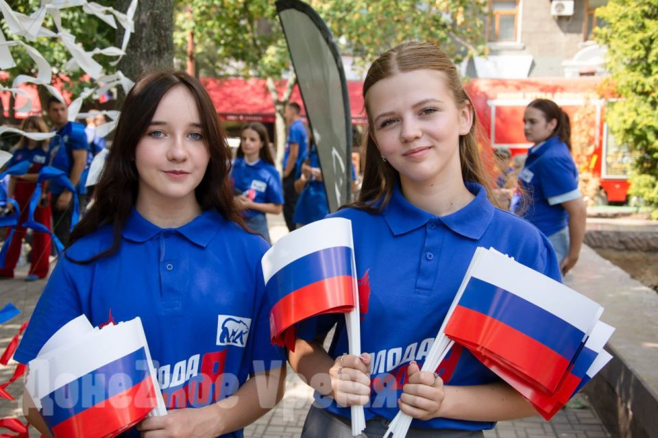 Маскировочная сеть с пожеланиями: в День флага дончане сделали необычный подарок для бойцов Маскировочная сеть с пожеланиями: в День флага дончане сделали необычный подарок для бойцов
