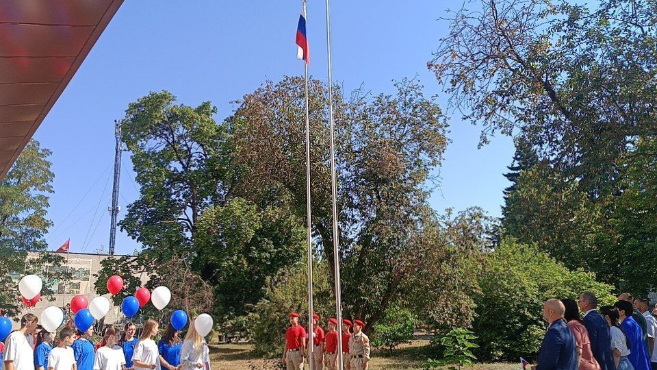 Сегодня в городском округе Дебальцево, в честь Дня Государственного флага Российской Федерации, Совет женщин г. Дебальцево активно присоединился к символичному флешмобу, показывая свое единство и патриотический настрой Сегодня в городском округе Дебальцево, в честь Дня Государственного флага Российской Федерации, Совет женщин г. Дебальцево активно присоединился к символичному флешмобу, показывая свое единство и патриотический настрой