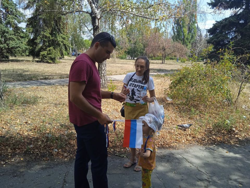 В рамках празднования Дня Государственного флага Российской Федерации, сотрудники Управы Горняцкого внутригородского района Администрации городского округа Макеевка провели акцию по раздаче ленточек в цветах Государственного... В рамках празднования Дня Государственного флага Российской Федерации, сотрудники Управы Горняцкого внутригородского района Администрации городского округа Макеевка провели акцию по раздаче ленточек в цветах Государственного...