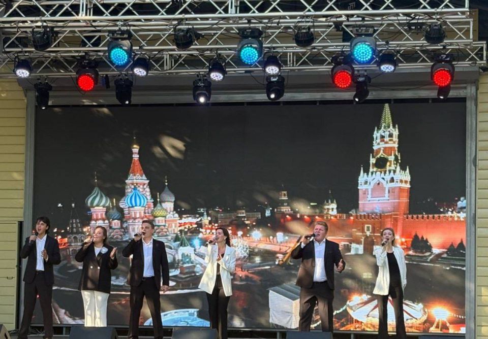 Сергей Юзвинкевич: В центральном парке пгт Володарское состоялся концерт ко Дню флага Российской Федерации Сергей Юзвинкевич: В центральном парке пгт Володарское состоялся концерт ко Дню флага Российской Федерации