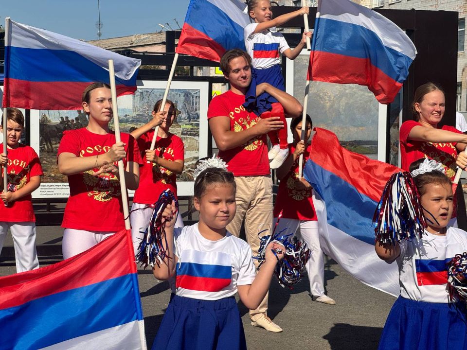 В России - День Государственного флага В России - День Государственного флага