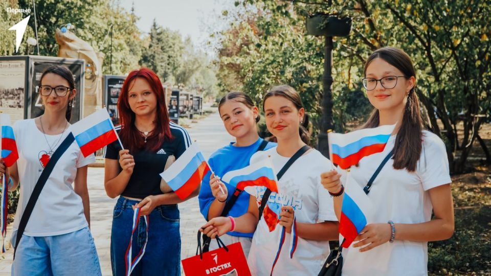 Молодежь ДНР в День Государственного флага Российской Федерации раздала жителями столицы Республики национальные символы Молодежь ДНР в День Государственного флага Российской Федерации раздала жителями столицы Республики национальные символы