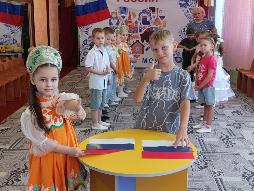 Олег Трофимов: В образовательных учреждениях региона отметили День Государственного флага Российской Федерации Олег Трофимов: В образовательных учреждениях региона отметили День Государственного флага Российской Федерации