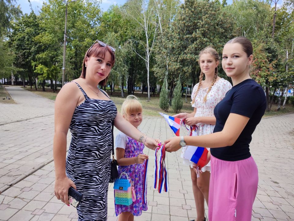 Елена Рязанцева: Российский триколор. В Пролетарском районе города Донецка в рамках Всероссийского мероприятия «#ЦветаРодины» состоялась акция «Флаг моего государства», приуроченная к празднованию Дня Государственного флага... Елена Рязанцева: Российский триколор. В Пролетарском районе города Донецка в рамках Всероссийского мероприятия «#ЦветаРодины» состоялась акция «Флаг моего государства», приуроченная к празднованию Дня Государственного флага...