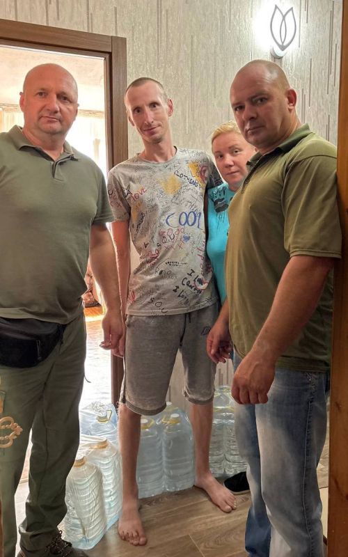 Депутаты продолжают помогать людям в условиях водной блокады Депутаты продолжают помогать людям в условиях водной блокады
