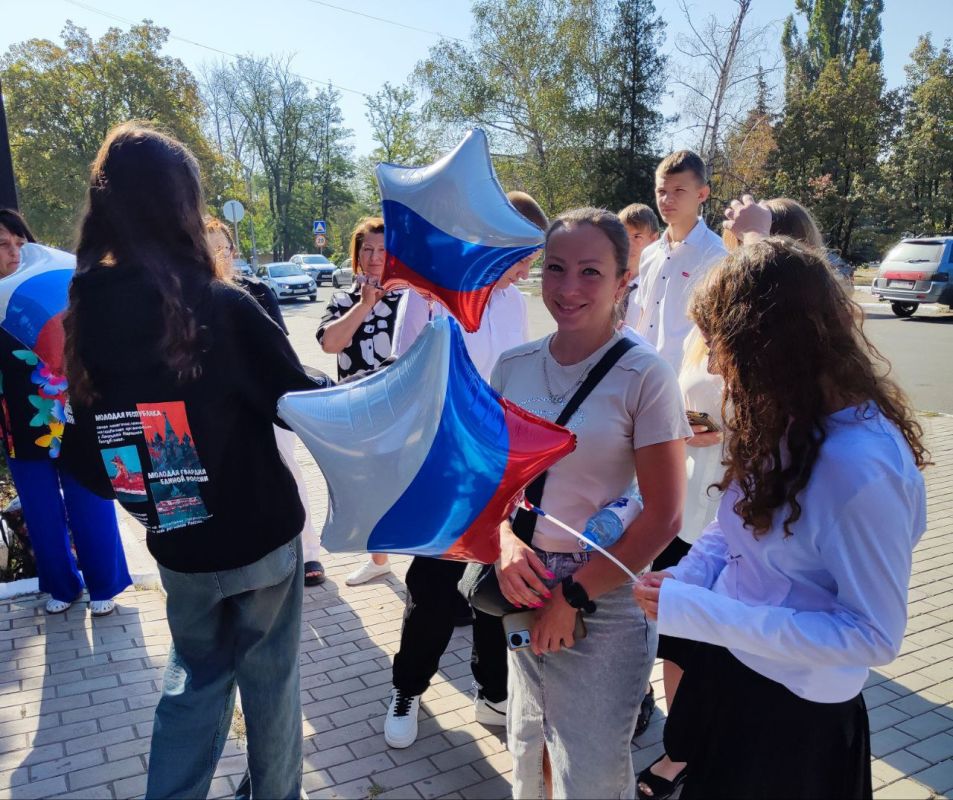 Чтобы поддержать праздничное настроение активисты Торезского штаба "Молодой Гвардии Единой России" в честь Дня Государственного флага Российской Федерации раздавали жителям и гостям города воздушные шары в цветах российского... Чтобы поддержать праздничное настроение активисты Торезского штаба "Молодой Гвардии Единой России" в честь Дня Государственного флага Российской Федерации раздавали жителям и гостям города воздушные шары в цветах российского...