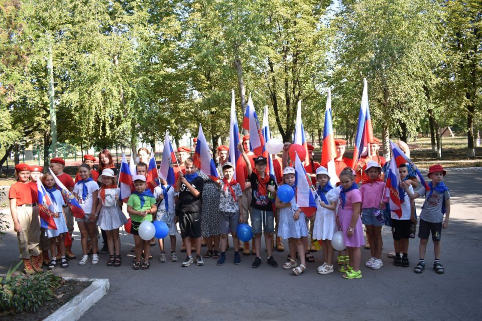 В Кировском торжественно подняли триколор ко Дню флага Российской Федерации В Кировском торжественно подняли триколор ко Дню флага Российской Федерации