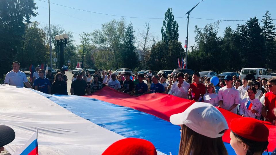 В День флага Российской Федерации молодежь Тореза совместно с депутатским корпусом развернули триколор перед зданием администрации В День флага Российской Федерации молодежь Тореза совместно с депутатским корпусом развернули триколор перед зданием администрации