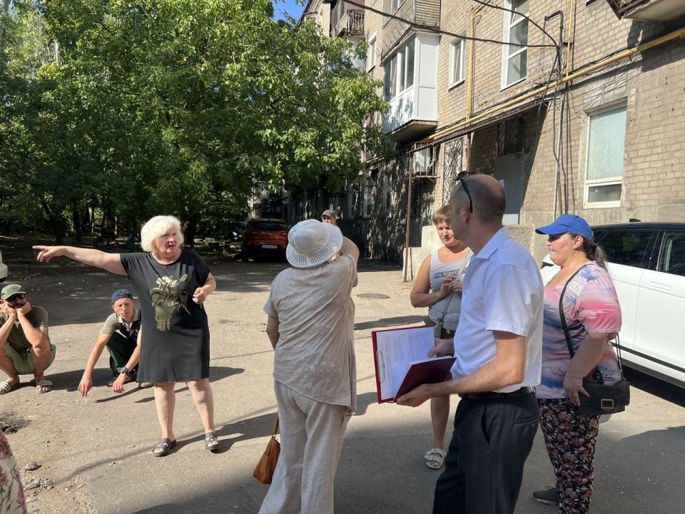 По поручению Главы ДНР Дениса Пушилина 22.08.2025 по адресу: г. Донецк, пр. Ленинский,2 состоялась встреча с жителями, на которой присутствовал заместитель руководителя Управы Ленинского внутригородского района Анатолий... По поручению Главы ДНР Дениса Пушилина 22.08.2025 по адресу: г. Донецк, пр. Ленинский,2 состоялась встреча с жителями, на которой присутствовал заместитель руководителя Управы Ленинского внутригородского района Анатолий...