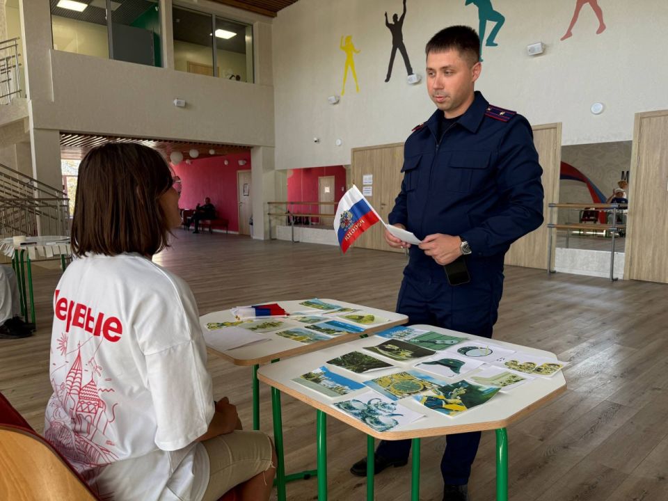 В День Государственного флага России сотрудники следственного управления провели мероприятие для воспитанников детского дома В День Государственного флага России сотрудники следственного управления провели мероприятие для воспитанников детского дома