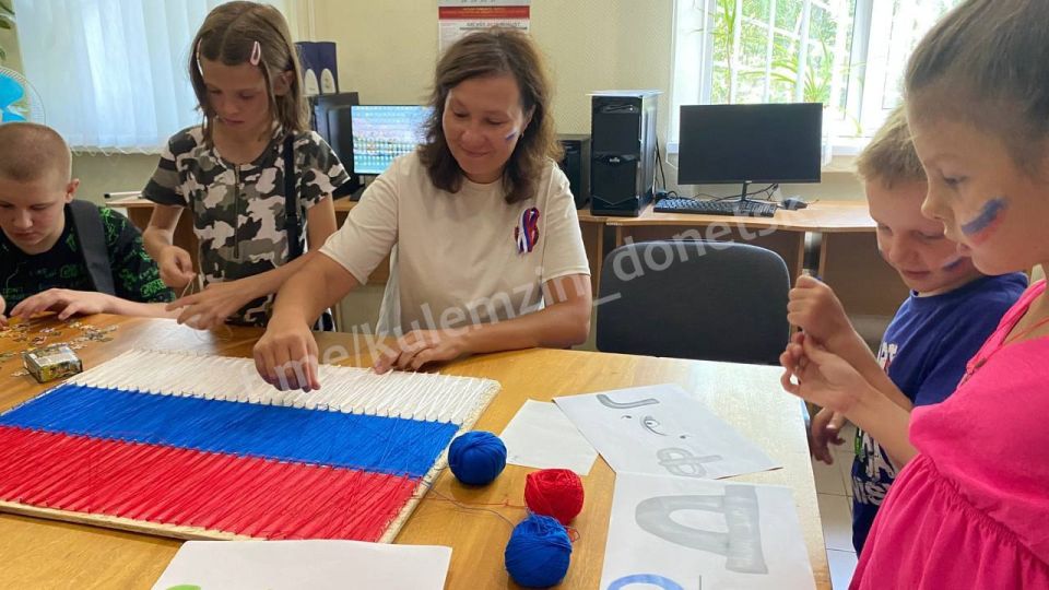 В библиотеке-филиале № 2 в рамках проекта «Мир возможностей» партии «Единая Россия» прошла творческая мастерская «Цвета России» ко Дню Государственного флага Российской Федерации В библиотеке-филиале № 2 в рамках проекта «Мир возможностей» партии «Единая Россия» прошла творческая мастерская «Цвета России» ко Дню Государственного флага Российской Федерации