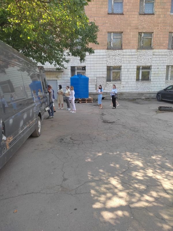 По поручению Главы ДНР Дениса Пушилина, в городском округе Торез продолжают устанавливать стационарные ёмкости По поручению Главы ДНР Дениса Пушилина, в городском округе Торез продолжают устанавливать стационарные ёмкости
