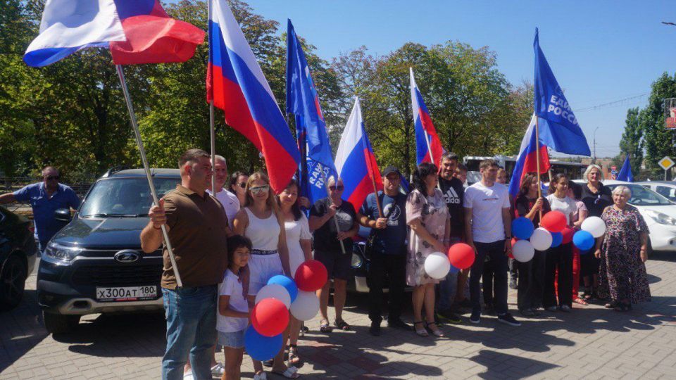 В единстве наша сила!. Автопробег ко Дню флага Российской Федерации, организованный местным отделением партии «Единая Россия» В единстве наша сила!. Автопробег ко Дню флага Российской Федерации, организованный местным отделением партии «Единая Россия»