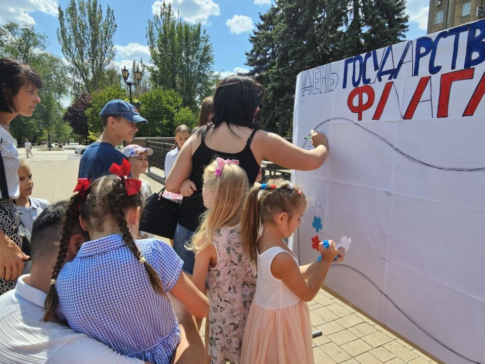 Татьяна Копылова: В День флага Российской Федерации Ворошиловский район наполнился красками патриотизма и детского творчества Татьяна Копылова: В День флага Российской Федерации Ворошиловский район наполнился красками патриотизма и детского творчества