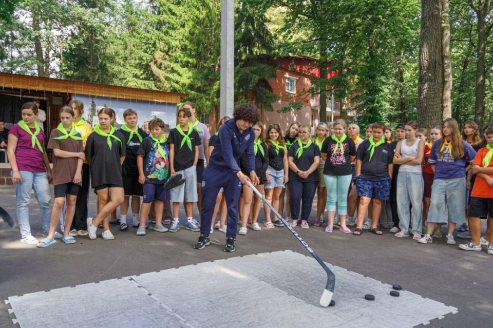 Мариупольские школьники в Тульской области встретились с Президентом Торгово-промышленной палаты и обучились искусству хоккейных бросков Мариупольские школьники в Тульской области встретились с Президентом Торгово-промышленной палаты и обучились искусству хоккейных бросков