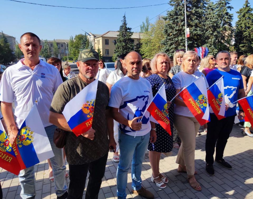 Над центральной площадью Тореза гордо реет триколор Над центральной площадью Тореза гордо реет триколор