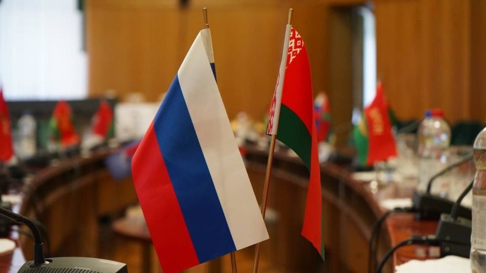 Альбина Афенченко: Сегодня мы отмечаем день государственного флага Российской Федерации — символа нашей страны, ее независимости и единства Альбина Афенченко: Сегодня мы отмечаем день государственного флага Российской Федерации — символа нашей страны, ее независимости и единства