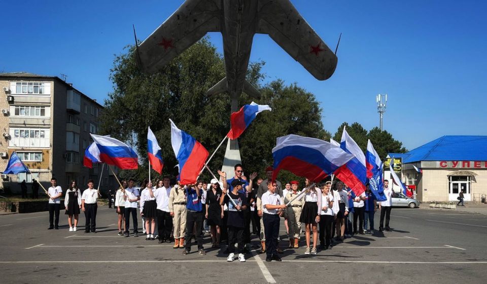 Василий Овчаров: Принял участие во флешмобе, посвященном Дню российского флага Василий Овчаров: Принял участие во флешмобе, посвященном Дню российского флага