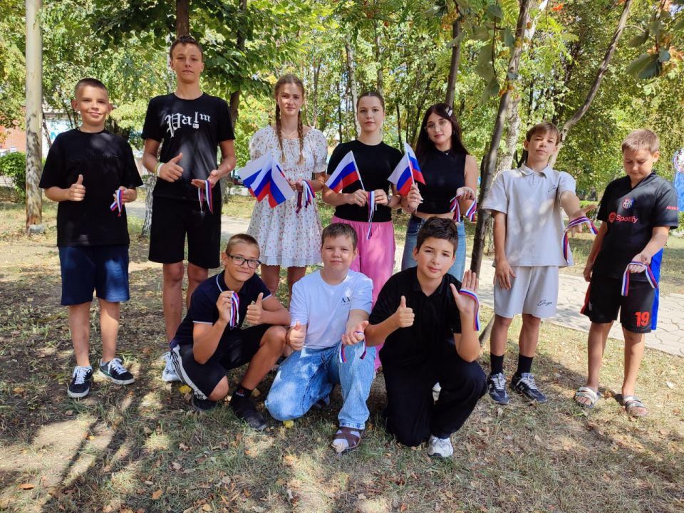 Елена Рязанцева: Российский триколор. В Пролетарском районе города Донецка в рамках Всероссийского мероприятия «#ЦветаРодины» состоялась акция «Флаг моего государства», приуроченная к празднованию Дня Государственного флага... Елена Рязанцева: Российский триколор. В Пролетарском районе города Донецка в рамках Всероссийского мероприятия «#ЦветаРодины» состоялась акция «Флаг моего государства», приуроченная к празднованию Дня Государственного флага...