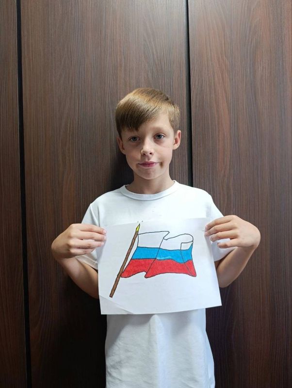 День Государственного флага Российской Федерации в ГБОУ Приазовская школа» ознаменовался проведением кинолектория «Символ России», призванного в увлекательной форме познакомить юных граждан с главным символом страны День Государственного флага Российской Федерации в ГБОУ Приазовская школа» ознаменовался проведением кинолектория «Символ России», призванного в увлекательной форме познакомить юных граждан с главным символом страны