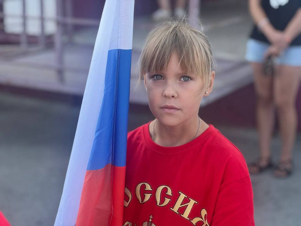 Сергей Ермаков: 22 августа на центральной площади Снежного состоялась торжественная церемония поднятия государственного флага Российской Федерации Сергей Ермаков: 22 августа на центральной площади Снежного состоялась торжественная церемония поднятия государственного флага Российской Федерации