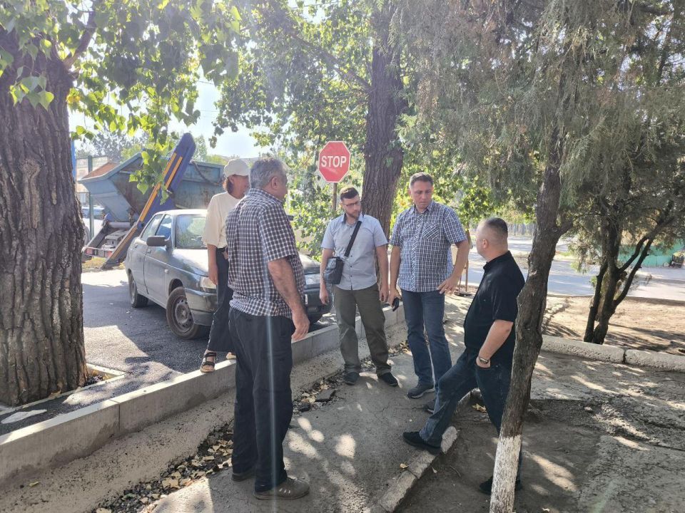 Глава Докучаевска ознакомился с ходом работ по улице Лихолетова Глава Докучаевска ознакомился с ходом работ по улице Лихолетова