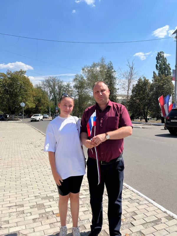 День флага РФ — праздник, который еще раз подчеркивает величие и силу наших государственных знаков День флага РФ — праздник, который еще раз подчеркивает величие и силу наших государственных знаков
