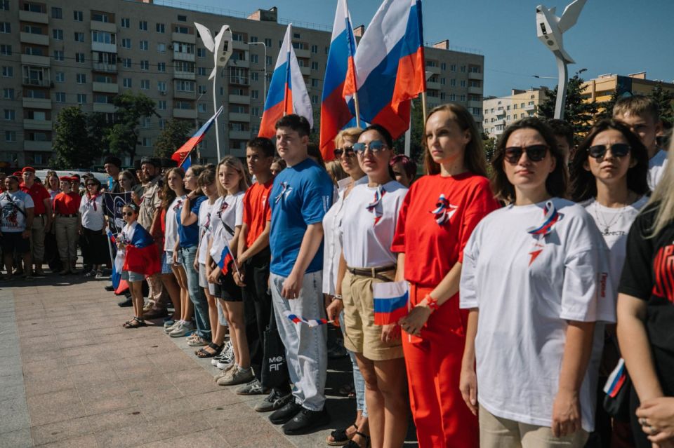 Антон Кольцов: В честь Дня государственного флага Российской Федерации на площади Ленина развернули самый большой в стране триколор Антон Кольцов: В честь Дня государственного флага Российской Федерации на площади Ленина развернули самый большой в стране триколор
