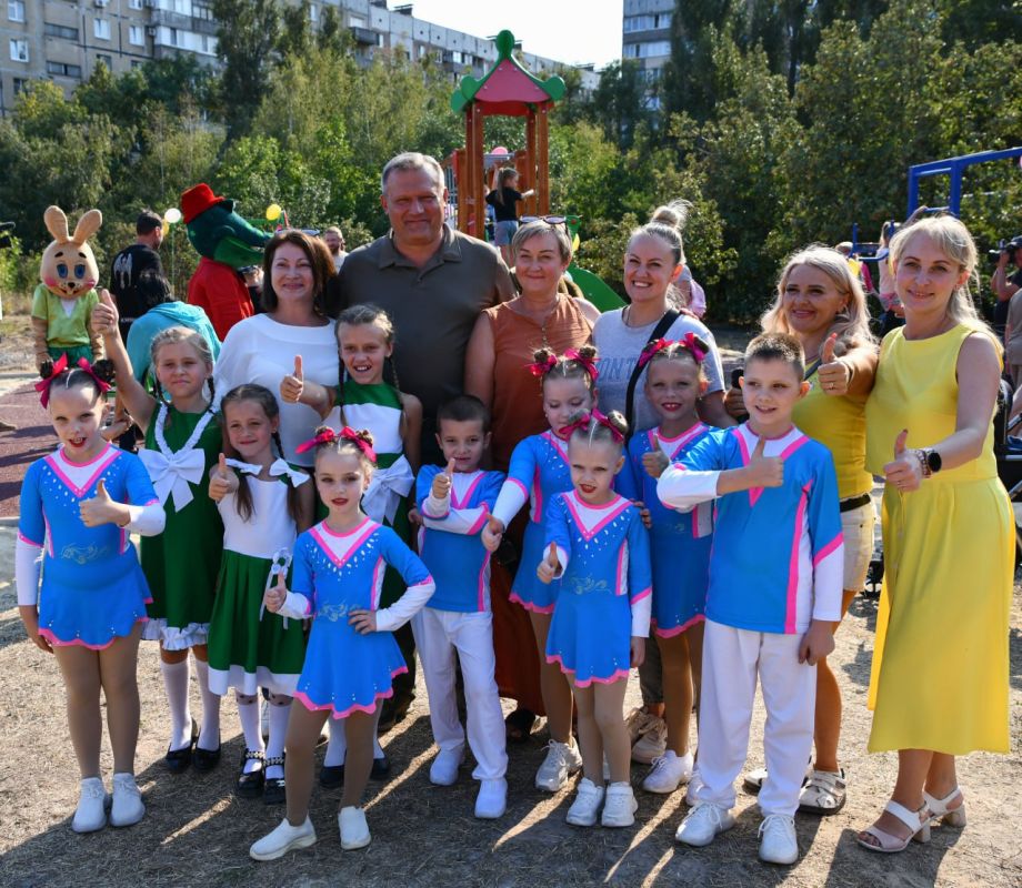 Малькевич на свой день рождения подарил детскую площадку Донецку Малькевич на свой день рождения подарил детскую площадку Донецку