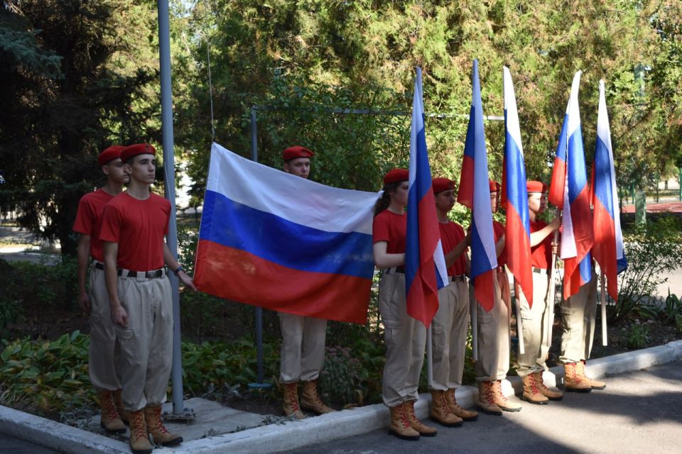 В Кировском торжественно подняли триколор ко Дню флага Российской Федерации В Кировском торжественно подняли триколор ко Дню флага Российской Федерации