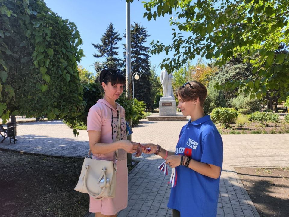 Наталья Бегуненко: Ко Дню флага России активисты Петровского штаба Донецкого регионального отделения Всероссийской общественной организации «Молодая Гвардия Единой России» приняли участие в акции по раздаче... Наталья Бегуненко: Ко Дню флага России активисты Петровского штаба Донецкого регионального отделения Всероссийской общественной организации «Молодая Гвардия Единой России» приняли участие в акции по раздаче...