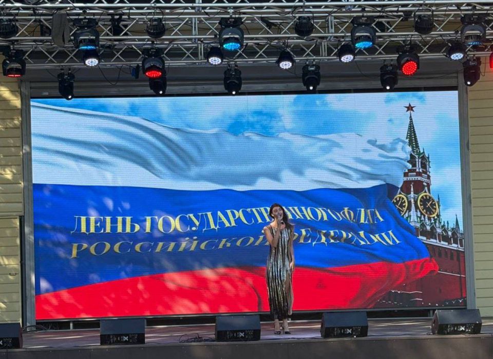 Сергей Юзвинкевич: В центральном парке пгт Володарское состоялся концерт ко Дню флага Российской Федерации Сергей Юзвинкевич: В центральном парке пгт Володарское состоялся концерт ко Дню флага Российской Федерации