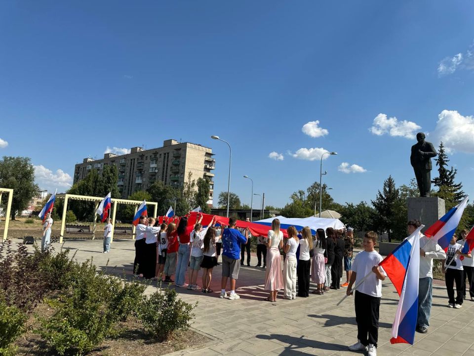 Флаг - символ родины, гордость и честь Флаг - символ родины, гордость и честь