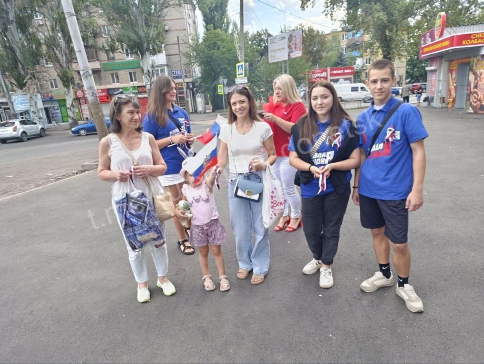 В Донецке прошла акция ко Дню государственного флага, организованная активистами партии «Единая Россия» В Донецке прошла акция ко Дню государственного флага, организованная активистами партии «Единая Россия»