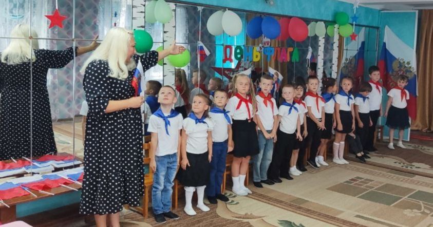 С целью приобщения детей к государственной символике Российской Федерации, а также воспитания чувства патриотизма 22 августа в ГКДОУ "Детский сад № 24 г.о. Харцызск" ДНР был проведен тематический досуг "Флаг у нас... С целью приобщения детей к государственной символике Российской Федерации, а также воспитания чувства патриотизма 22 августа в ГКДОУ "Детский сад № 24 г.о. Харцызск" ДНР был проведен тематический досуг "Флаг у нас...