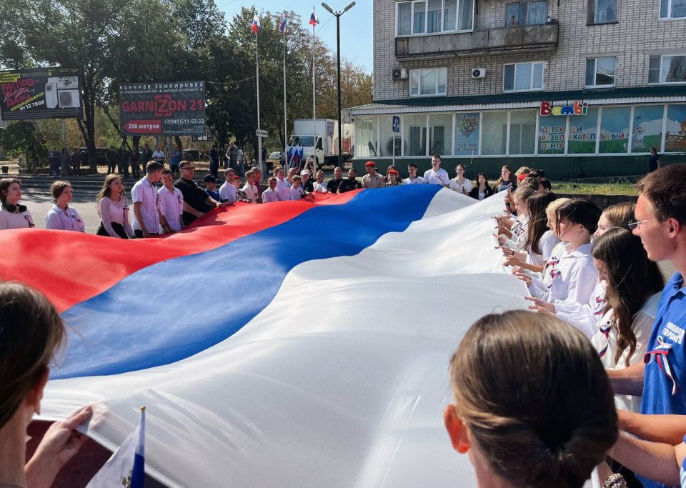 Василий Овчаров: Принял участие во флешмобе, посвященном Дню российского флага Василий Овчаров: Принял участие во флешмобе, посвященном Дню российского флага