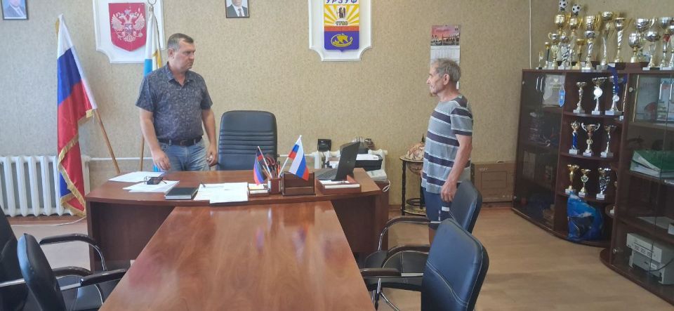 Заведующий Урзуфского территориально сектора Аджавенко Николай Иванович провел встречу с жителями села Урзуф, На встрече жители поднимали наиболее важные для них вопросы, такие как: восстановление утраченных документов... Заведующий Урзуфского территориально сектора Аджавенко Николай Иванович провел встречу с жителями села Урзуф, На встрече жители поднимали наиболее важные для них вопросы, такие как: восстановление утраченных документов...