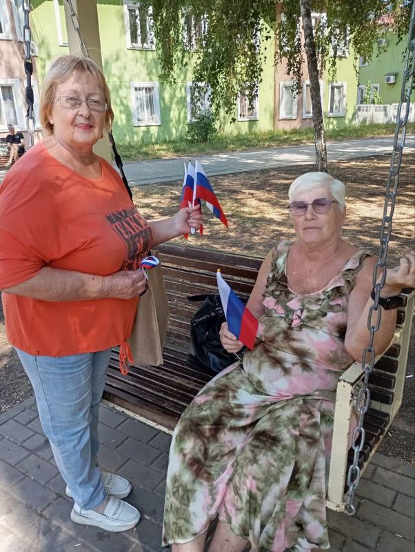 Виктория Жукова: В День государственного флага России, 22 августа, на бульваре Шевченко сотрудники МБУ "ЦБС г.о. Харцзыск" провели патриотическую акцию по раздаче ленточек и флажков «Российский триколор» Виктория Жукова: В День государственного флага России, 22 августа, на бульваре Шевченко сотрудники МБУ "ЦБС г.о. Харцзыск" провели патриотическую акцию по раздаче ленточек и флажков «Российский триколор»
