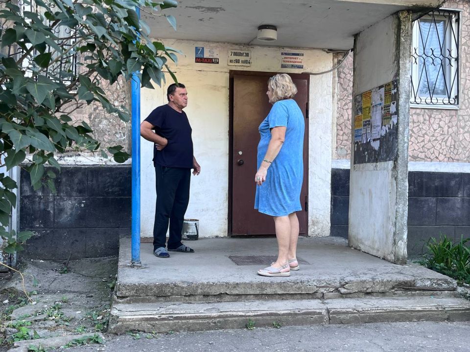 Сегодня, 22 августа,заместитель руководителя Управы Центрально-Городского внутригородского района Лариса Онищенко провела встречу с населением по адресам: г. Макеевка, кв-л Железнодорожный, д. 21. и мкр. Солнечный, д.17 Сегодня, 22 августа,заместитель руководителя Управы Центрально-Городского внутригородского района Лариса Онищенко провела встречу с населением по адресам: г. Макеевка, кв-л Железнодорожный, д. 21. и мкр. Солнечный, д.17