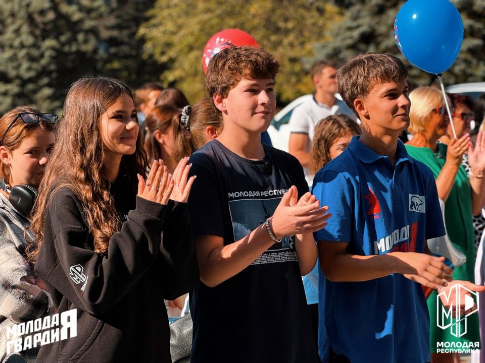 Молодёжь Тореза поддерживает символ единства и чести России Молодёжь Тореза поддерживает символ единства и чести России