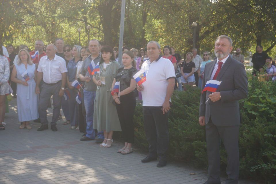 Великое знамя! Флаги, акции, выставки, флешмобы, встречи, конкурсы, автопробег: как в Мангушском муниципальном округе отметили День Флага Российской Федерации Великое знамя! Флаги, акции, выставки, флешмобы, встречи, конкурсы, автопробег: как в Мангушском муниципальном округе отметили День Флага Российской Федерации