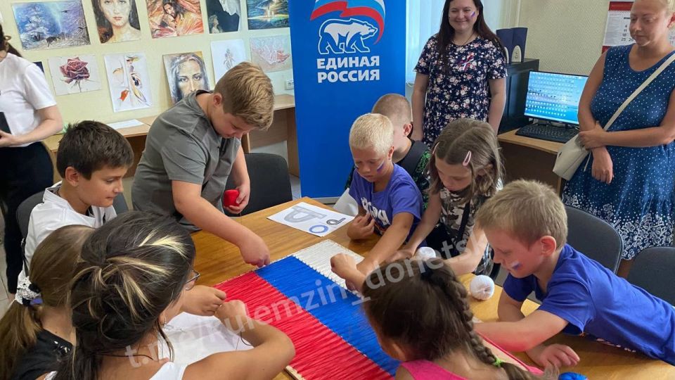 В библиотеке-филиале № 2 в рамках проекта «Мир возможностей» партии «Единая Россия» прошла творческая мастерская «Цвета России» ко Дню Государственного флага Российской Федерации В библиотеке-филиале № 2 в рамках проекта «Мир возможностей» партии «Единая Россия» прошла творческая мастерская «Цвета России» ко Дню Государственного флага Российской Федерации