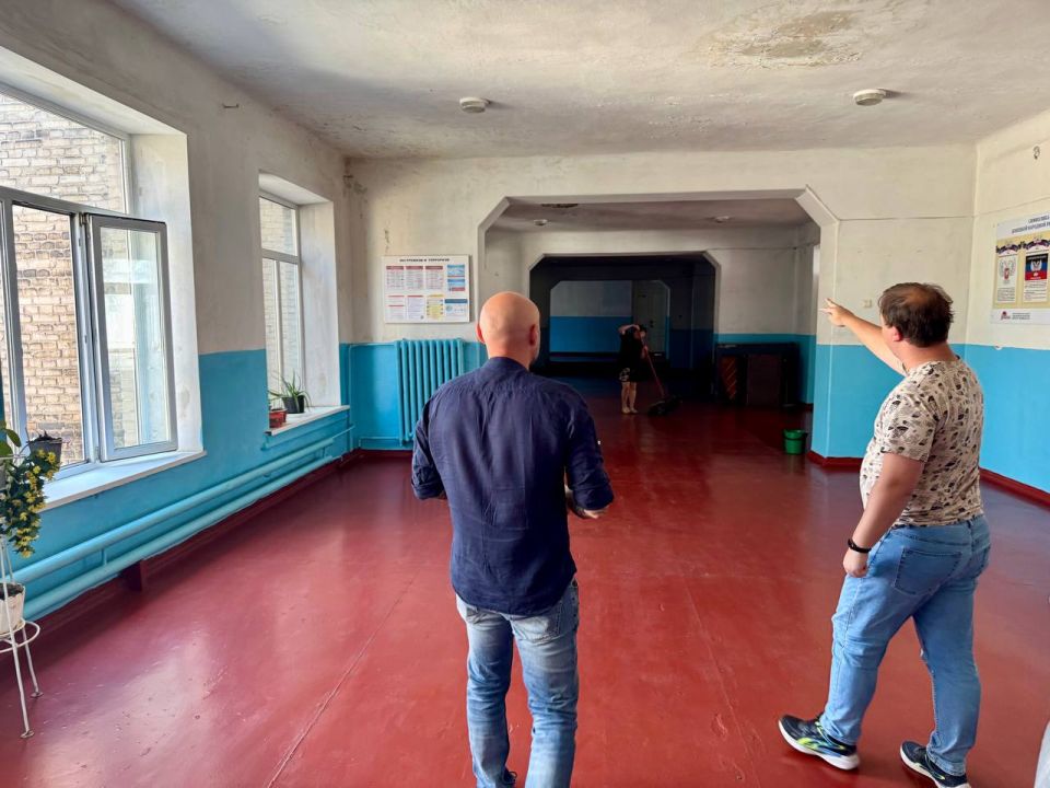Депутат Сергей Зайцев обсудил развитие школы №14 с директором Дмитрием Биклемищевым Депутат Сергей Зайцев обсудил развитие школы №14 с директором Дмитрием Биклемищевым