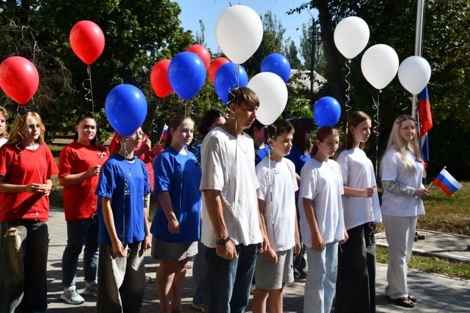 Сергей Желновач: Сегодня, 22.08.2025, в рамках празднования Дня Государственного флага Российской Федерации, сотрудники МБУ "Центр культуры и досуга города Дебальцево" провели торжественное поднятие российского триколора Сергей Желновач: Сегодня, 22.08.2025, в рамках празднования Дня Государственного флага Российской Федерации, сотрудники МБУ "Центр культуры и досуга города Дебальцево" провели торжественное поднятие российского триколора