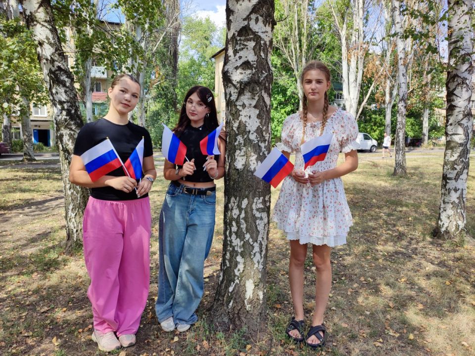 Елена Рязанцева: Российский триколор. В Пролетарском районе города Донецка в рамках Всероссийского мероприятия «#ЦветаРодины» состоялась акция «Флаг моего государства», приуроченная к празднованию Дня Государственного флага... Елена Рязанцева: Российский триколор. В Пролетарском районе города Донецка в рамках Всероссийского мероприятия «#ЦветаРодины» состоялась акция «Флаг моего государства», приуроченная к празднованию Дня Государственного флага...