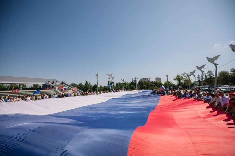 Антон Кольцов: В честь Дня государственного флага Российской Федерации на площади Ленина развернули самый большой в стране триколор Антон Кольцов: В честь Дня государственного флага Российской Федерации на площади Ленина развернули самый большой в стране триколор