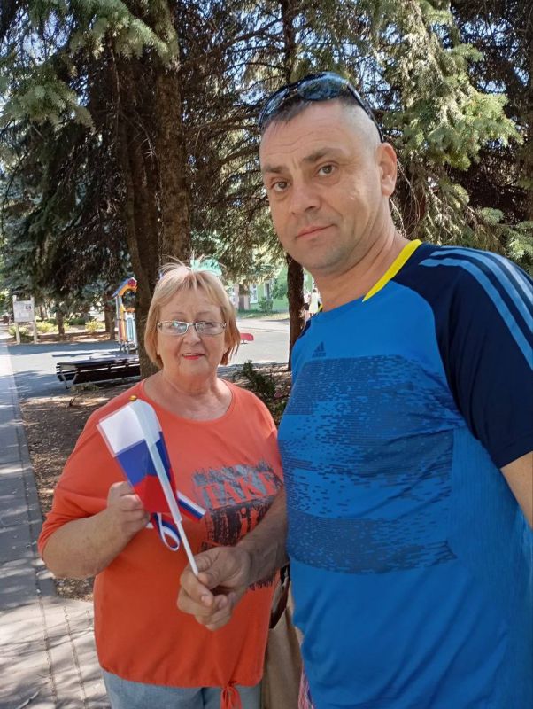 Виктория Жукова: В День государственного флага России, 22 августа, на бульваре Шевченко сотрудники МБУ "ЦБС г.о. Харцзыск" провели патриотическую акцию по раздаче ленточек и флажков «Российский триколор» Виктория Жукова: В День государственного флага России, 22 августа, на бульваре Шевченко сотрудники МБУ "ЦБС г.о. Харцзыск" провели патриотическую акцию по раздаче ленточек и флажков «Российский триколор»